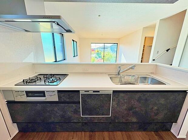 キッチンは人気の対面式♪家族と楽しくおしゃべりしながらお料理ができます。家族団らんの空間になりそうです♪