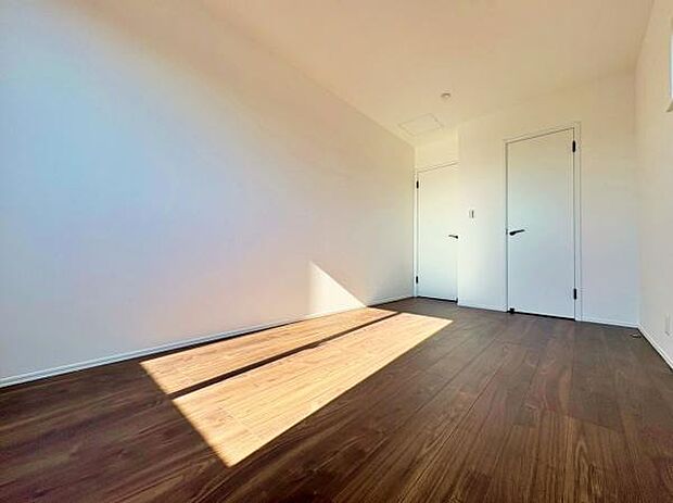 ウォークインクローゼット付きのお部屋。高い収納力と陽当たりが良好なお部屋です。