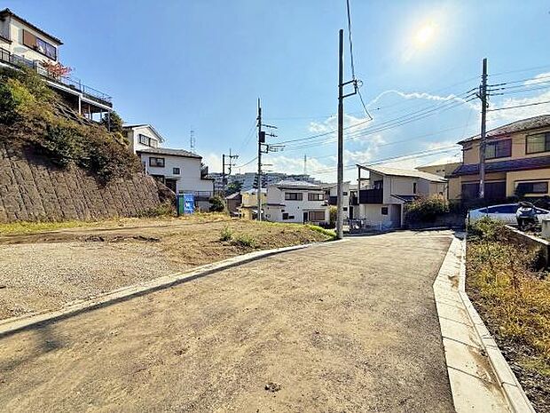 道幅もしっかり確保されており安心して駐車していただけます。お子様がいらっしゃるご家庭にとっても安心の住環境。