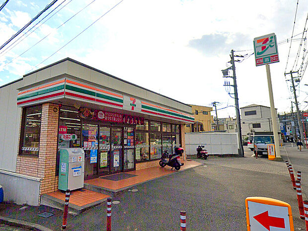 セブンイレブン横浜六ツ川店まで838m、平戸桜木道路の「別所小学校入口」交差点にあるコンビニ。