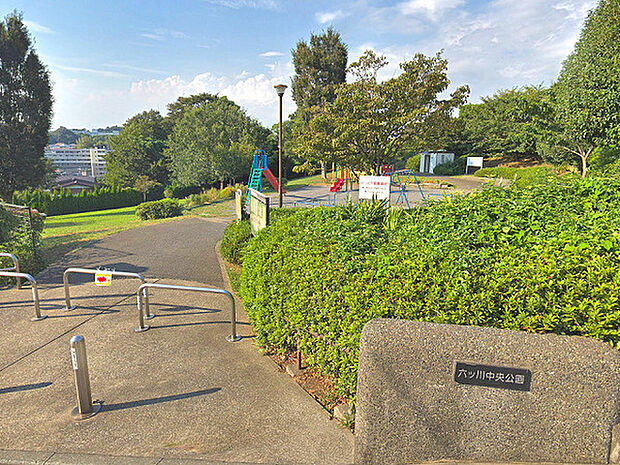 六ツ川中央公園まで1008m、閑静な住宅街の中にある公園で緑の多いスポットです。お子様向けの遊具や芝生の広場などが整備されています。