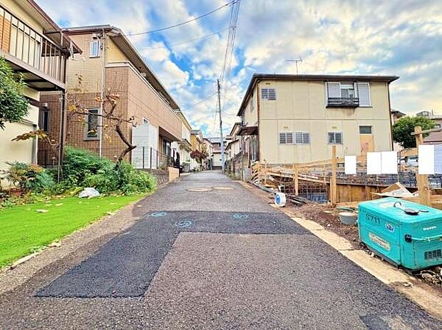 開放感がある前面道路で陽当たりも良好です。