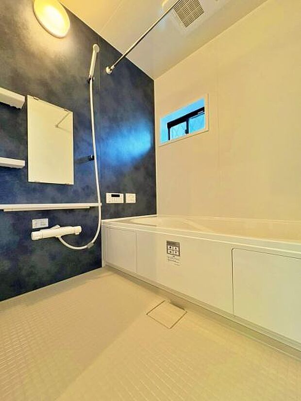 バスルームは一日の疲れを癒すくつろぎの場所。清潔感のある浴室は、心身ともに癒される特別な空間。一日の終わりに贅沢なバスタイムを。