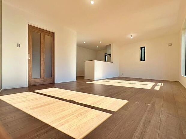 明るい日差しも入ってきます。現地でご確認日当たりのよさ確認してみてください。