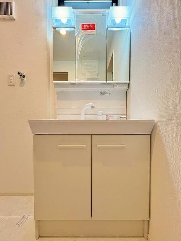 シンプルな洗面台。