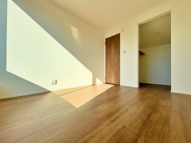 ウォークインクローゼット付きのお部屋。高い収納力と陽当たりが良好なお部屋です。