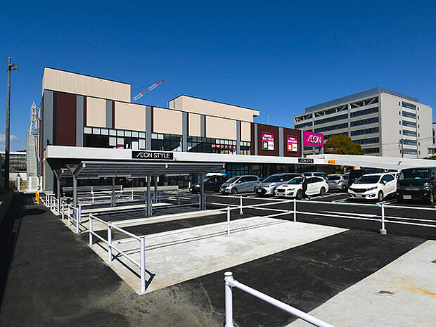 イオンスタイル戸塚まで281m、旧戸塚イオンが建物から一新してリニューアルオープン！100円ショップ・飲食店や専門店のほかスポーツクラブも入っています。