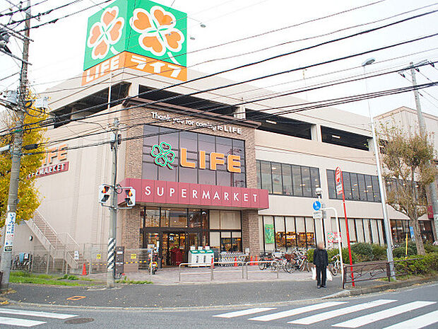 ライフ子母口店まで842m、夜0時まで営業！駐車場も完備していますので、お買い物に便利です！