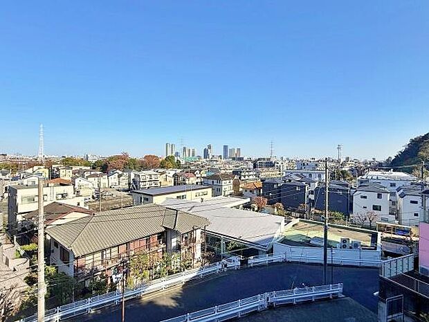 遠くまで青い空が延びてゆくその眺め。陽当たりの良さ、風通しの良さを、現地で実際に感じてみて下さい。