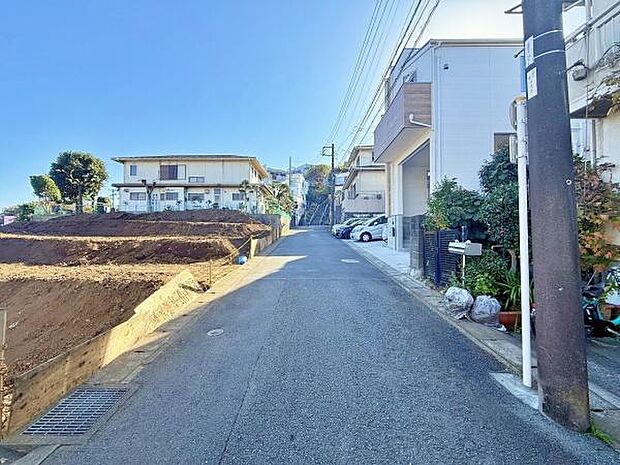 閑静な住宅街にございます。心地よい風が差し込みます。日当たりなども現地でご確認できます。