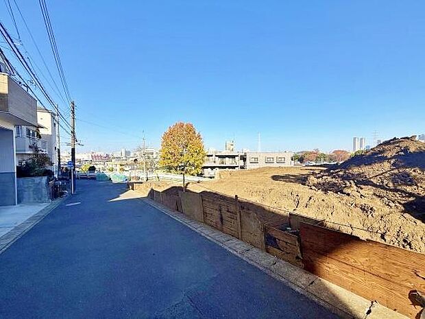 閑静な住宅街にございます。心地よい風が差し込みます。日当たりなども現地でご確認できます。