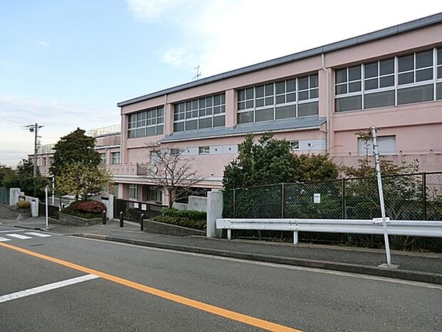 横浜市立六浦南小学校まで977m