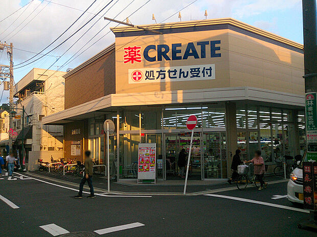クリエイト磯子丸山店まで321m、食品や飲料品も多数取り揃えた便利なドラッグストアです