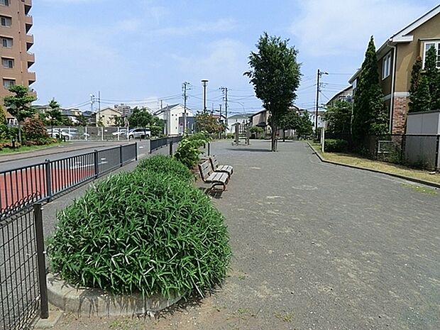 第二花立公園まで964m、東海道線の一本松の踏切から少し西側にあります。細長い公園にながいアスレチックのコンビネーション遊具があります。