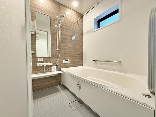 バスルームは一日の疲れを癒すくつろぎの場所。清潔感のある浴室は、心身ともに癒される特別な空間。一日の終わりに贅沢なバスタイムを。