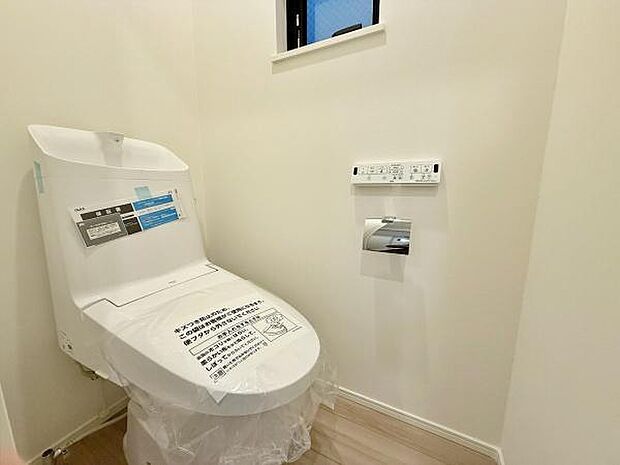 シンプルで落ち着きのあるトイレ。