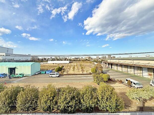 遠くまで青い空が延びてゆくその眺め。陽当たりの良さ、風通しの良さを、現地で実際に感じてみて下さい。