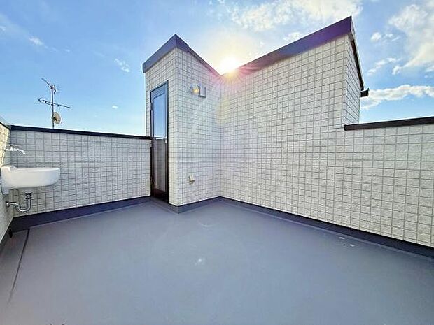 スカイバルコニー。周辺には高い建物が無い為、開放的にな眺望です。人目も気にならないので居心地の良い空間になっております。