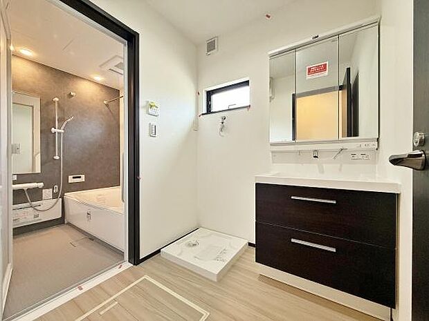 ゆとりある洗面台で一日の始まり収納スペースもありスッキリ迎えられます。