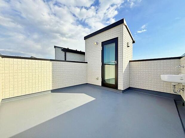スカイバルコニー。周辺には高い建物が無い為、開放的にな眺望です。人目も気にならないので居心地の良い空間になっております。