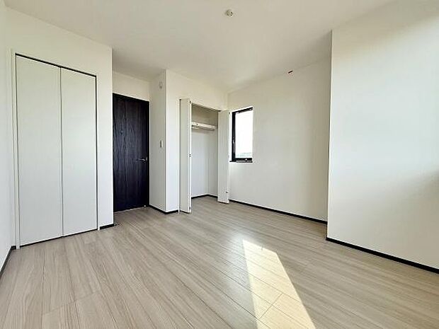 収納力がしっかりあり、明るいお部屋です。