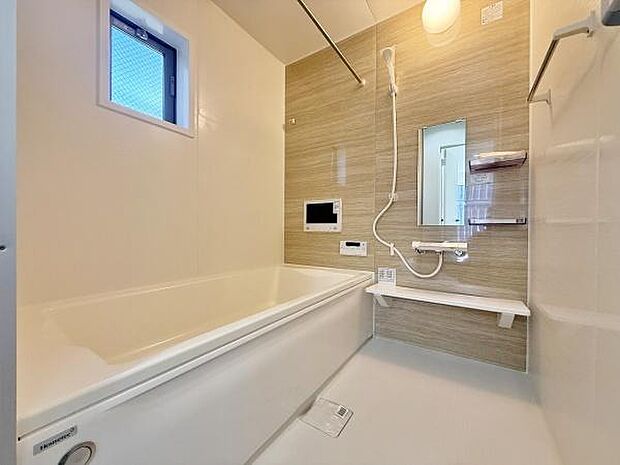 バスルームは一日の疲れを癒すくつろぎの場所。清潔感のある浴室は、心身ともに癒される特別な空間。一日の終わりに贅沢なバスタイムを。