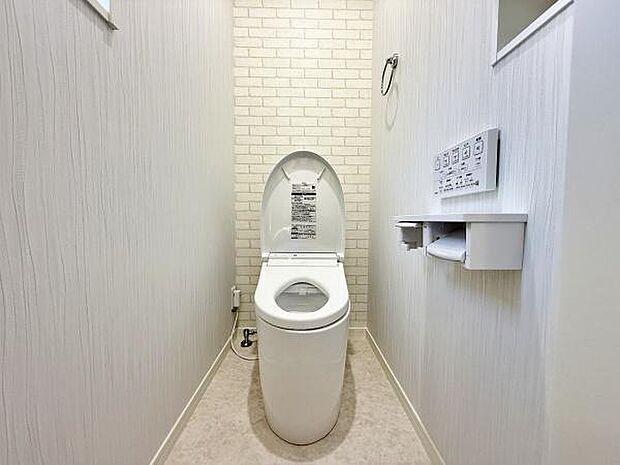 シンプルで落ち着きのあるトイレ。