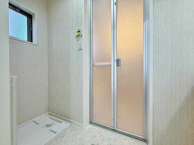 シンプルな洗面室。