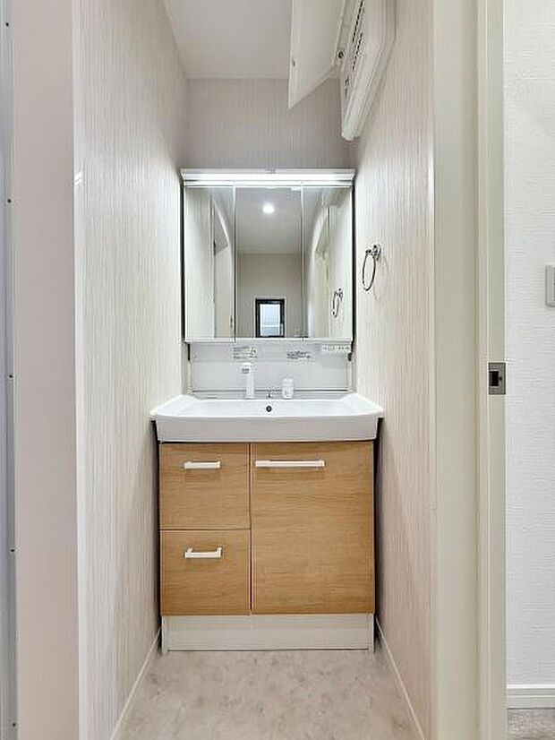 収納力バッチリ三面鏡の洗面台。小物が増える水回りをすっきりさせます。