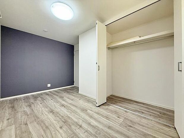 収納力がしっかりあり、明るいお部屋です。