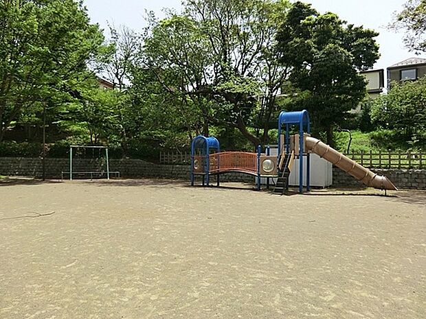 富岡西一丁目公園まで617m、カラフルなすべり台で小さいお子さんも楽しく遊べそう。