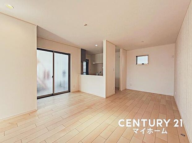 シンプルな色合いで落ち着きのあるリビングです。