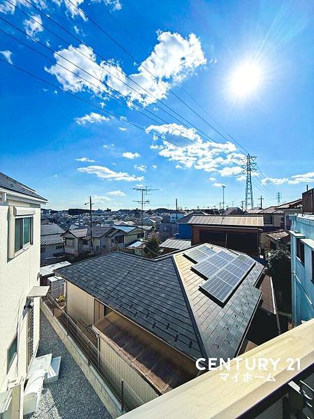 遠くまで青い空が延びてゆくその眺め。陽当たりの良さ、風通しの良さを、現地で実際に感じてみて下さい。