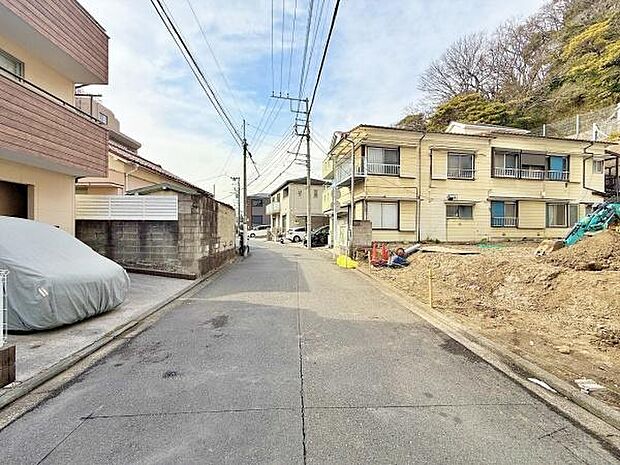 開放感がある前面道路で陽当たりも良好です。