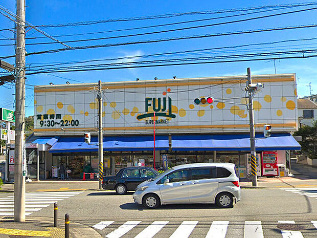 FUJI南平台店まで875m、南平台住宅内にあるスーパー。夜22時まで営業しています。