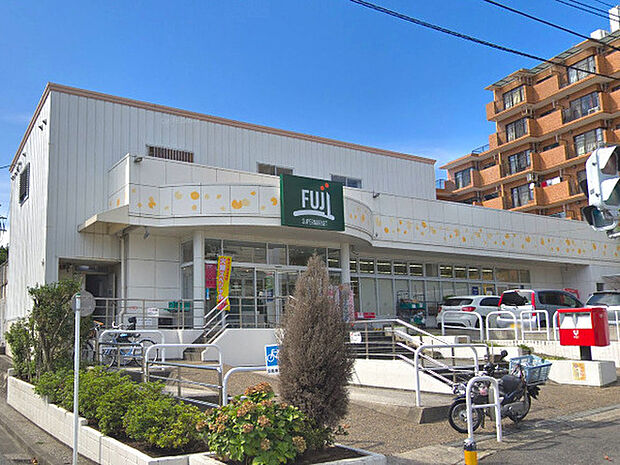 FUJI野庭店まで1398m、野庭すずかけ小学校の隣にあるスーパー。駐車場もあり夜22時まで営業しています。