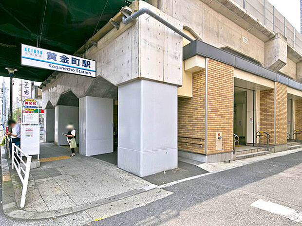 京急線「黄金町」駅まで1128m、黄金町駅周辺の線路は桜の名所として知られる大岡川沿いを走るため、春には見事な桜並木を見下ろすことができます。