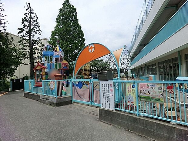 南しらゆり幼稚園まで708m、広い園庭と屋上もある幼稚園。水曜日以外は給食もあるので助かりますね。