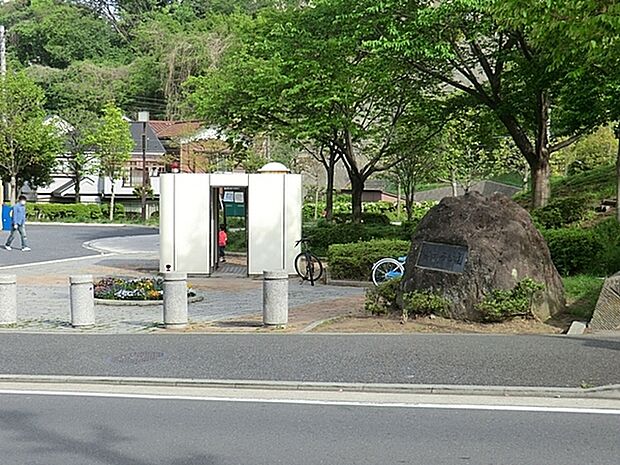 富岡西公園まで795m、テニスコート、野球場などもある大きな公園。色とりどりの花々に心癒されます。