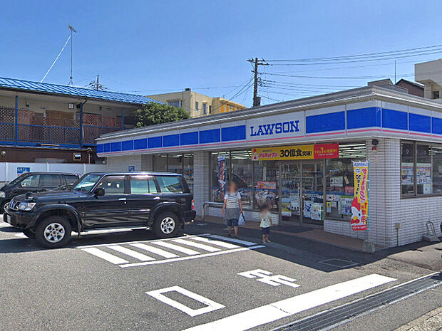 ローソン新東芹が谷店まで877m、コンビニもあって便利です