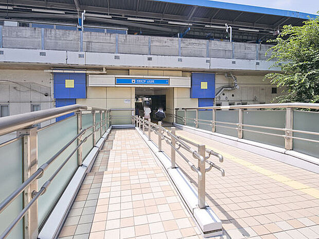 ブルーライン「上永谷」駅まで1807m、快速停車駅です。駅前にはイトーヨーカドーをはじめとした商業施設や金融機関が揃っていて便利です！