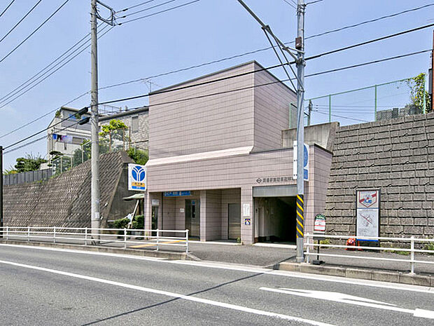 ブルーライン「踊場」駅まで797m、戸塚と泉の区境にある駅です。猫が3匹踊っていたという伝説が駅名の由来だそうです。「関東の駅100選」にも選ばれています。