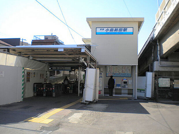 京急大師線「小島新田」駅まで475m、大師線の始発駅です。AOI国際病院の最寄駅で病院の近くにはマンション街があります。