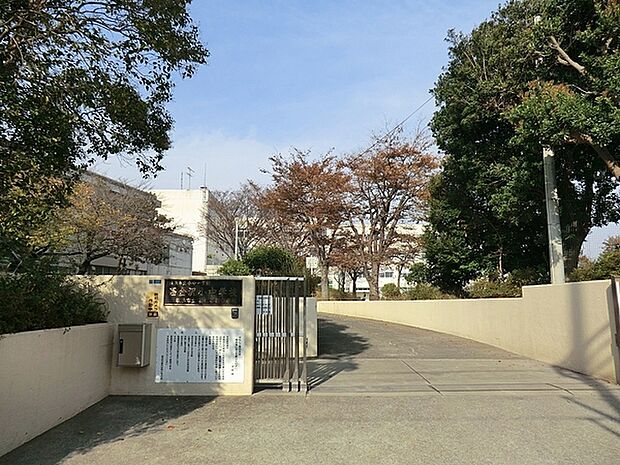 横浜市立西金沢義務教育学校西金沢学園小学部まで851m、9年間の一貫教育を行う義務教育学校の小学部です。