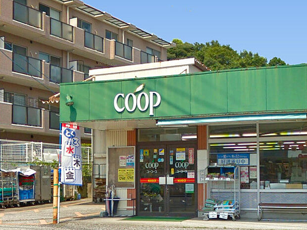 ユーコープ釜利谷店まで887m、環状4号の「宮ケ谷」交差点近くにあるスーパー。夜20時まで営業しています。