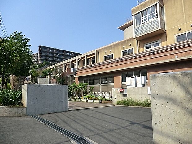 川崎市立向丘小学校まで894m