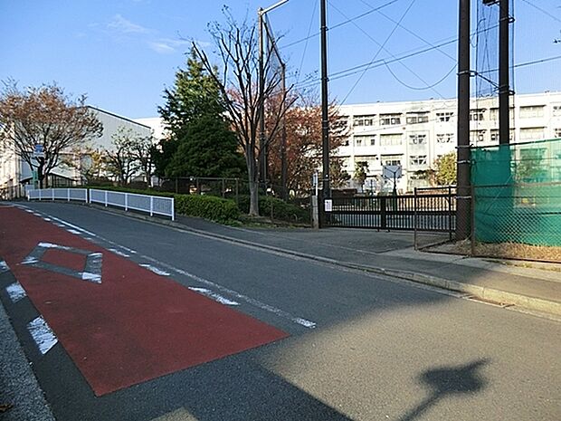 横浜市立山田小学校まで766m