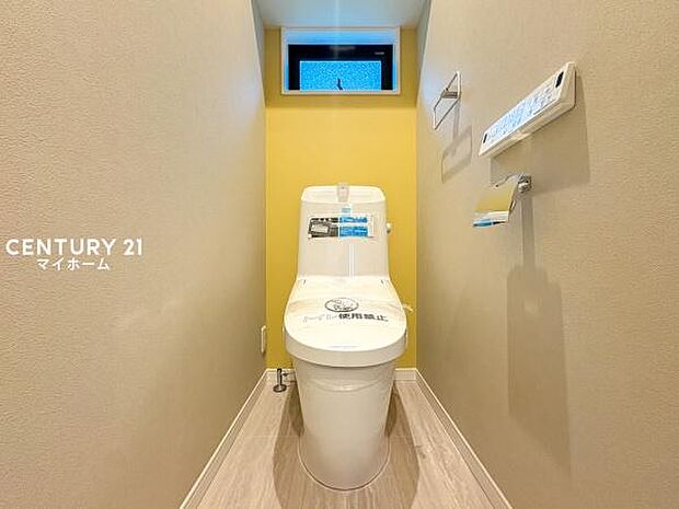 温水洗浄便座など快適な機能を備えた、清潔感あるトイレ♪
