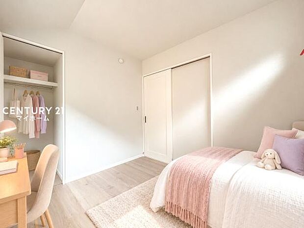 明るい光が差し込む洋室。お子様のお部屋にぴったりです♪（家具などはCG加工です。実際には設置していません）