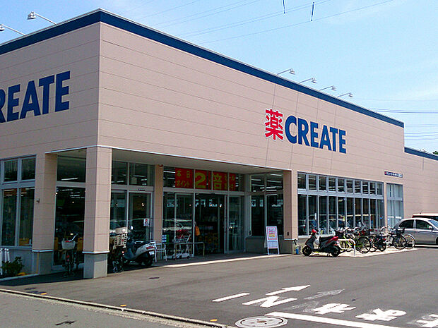 クリエイト旭川島町店まで1000m、食品や飲料品も多数取り揃えた便利なドラッグストアです。国道16号線沿いにあります。